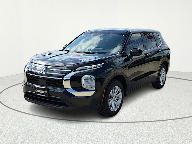 2025 Mitsubishi Outlander ES's photo