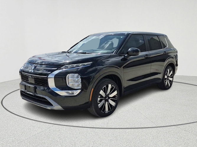 2025 Mitsubishi Outlander SE's photo