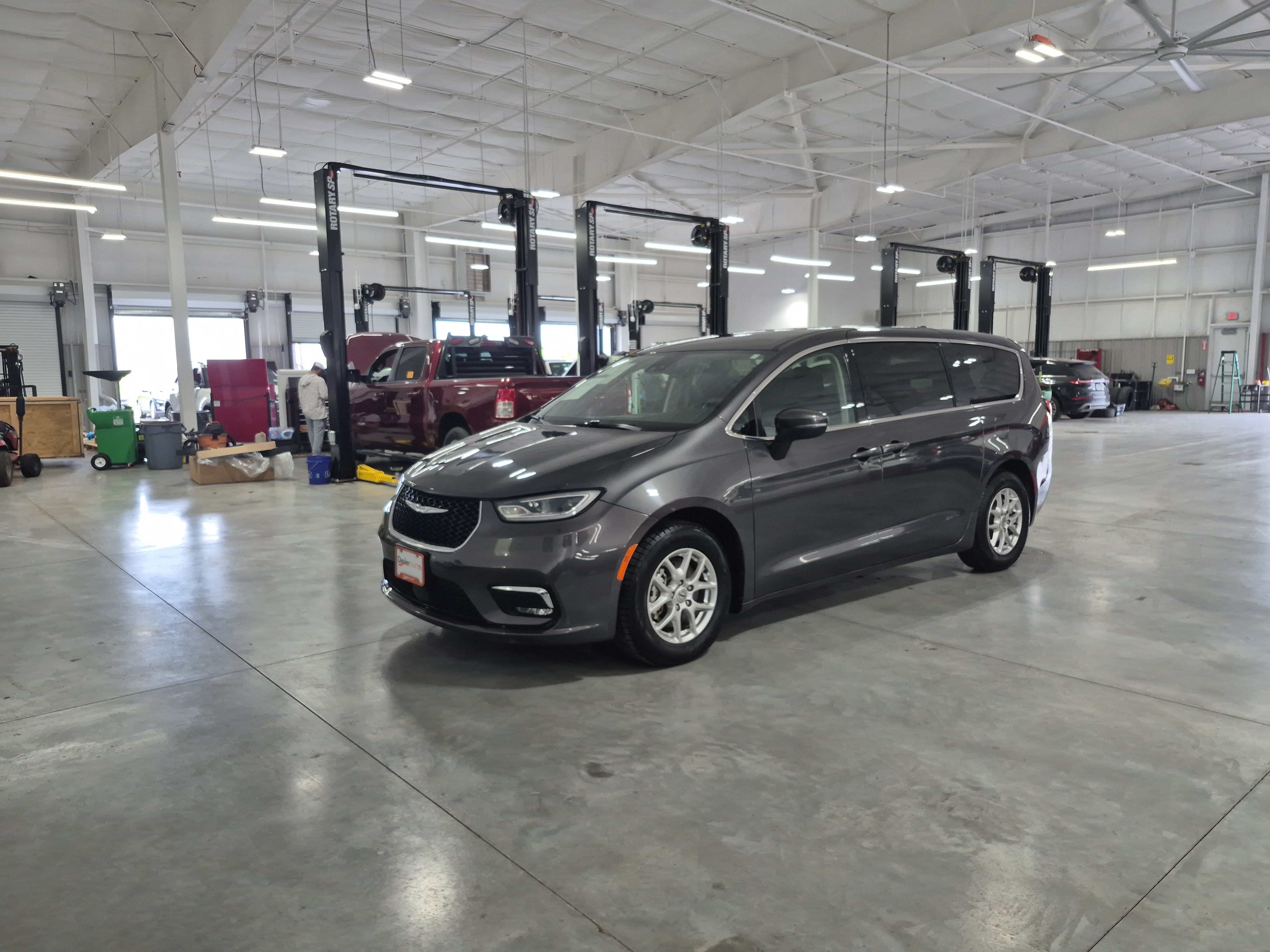 2023 Chrysler Pacifica Touring L's photo