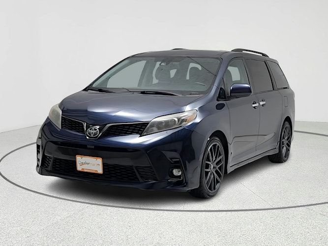 2018 Toyota Sienna SE's photo
