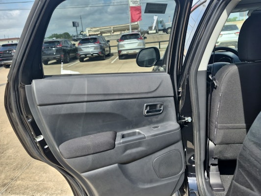 2025 Mitsubishi Outlander Sport LE photo 3