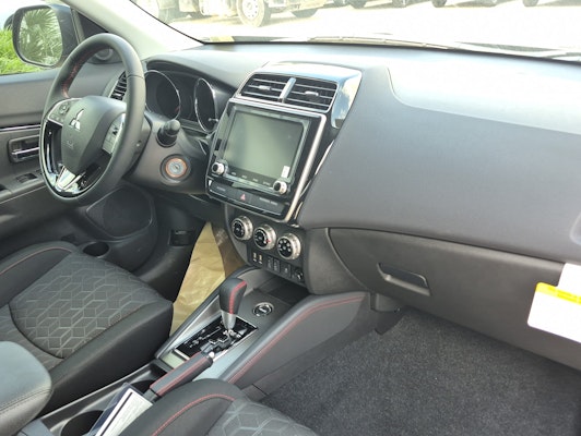 2025 Mitsubishi Outlander Sport LE photo 4