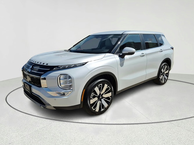 2025 Mitsubishi Outlander SE's photo