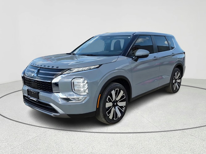 2025 Mitsubishi Outlander SE's photo