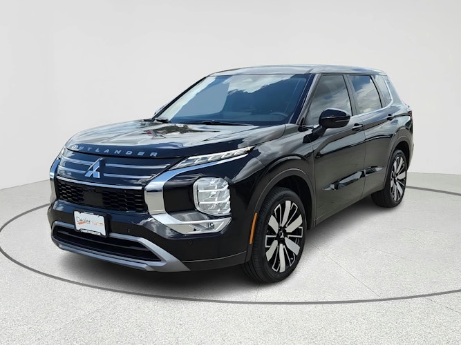 2025 Mitsubishi Outlander SE's photo