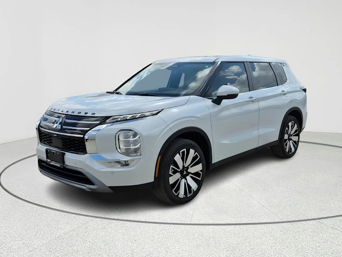 2025 Mitsubishi Outlander SE's photo