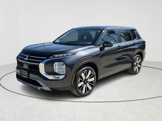 2025 Mitsubishi Outlander SE's photo