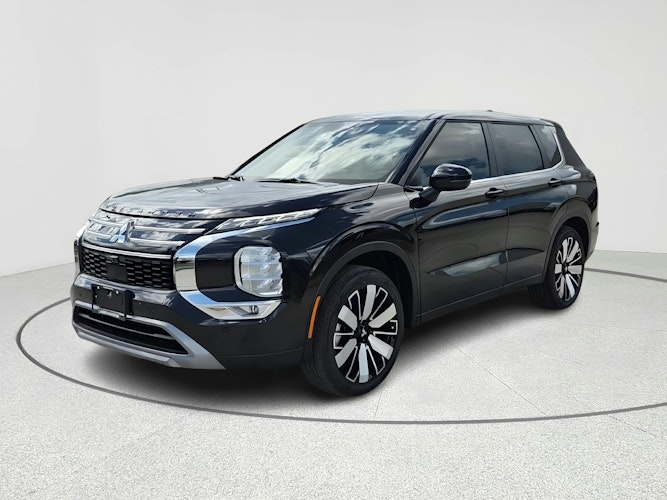 2025 Mitsubishi Outlander SE's photo